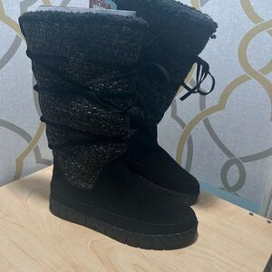 Muk Luks Boots Womens Black size 8 Suede Faux Fur Lined Winter Shoes Warm